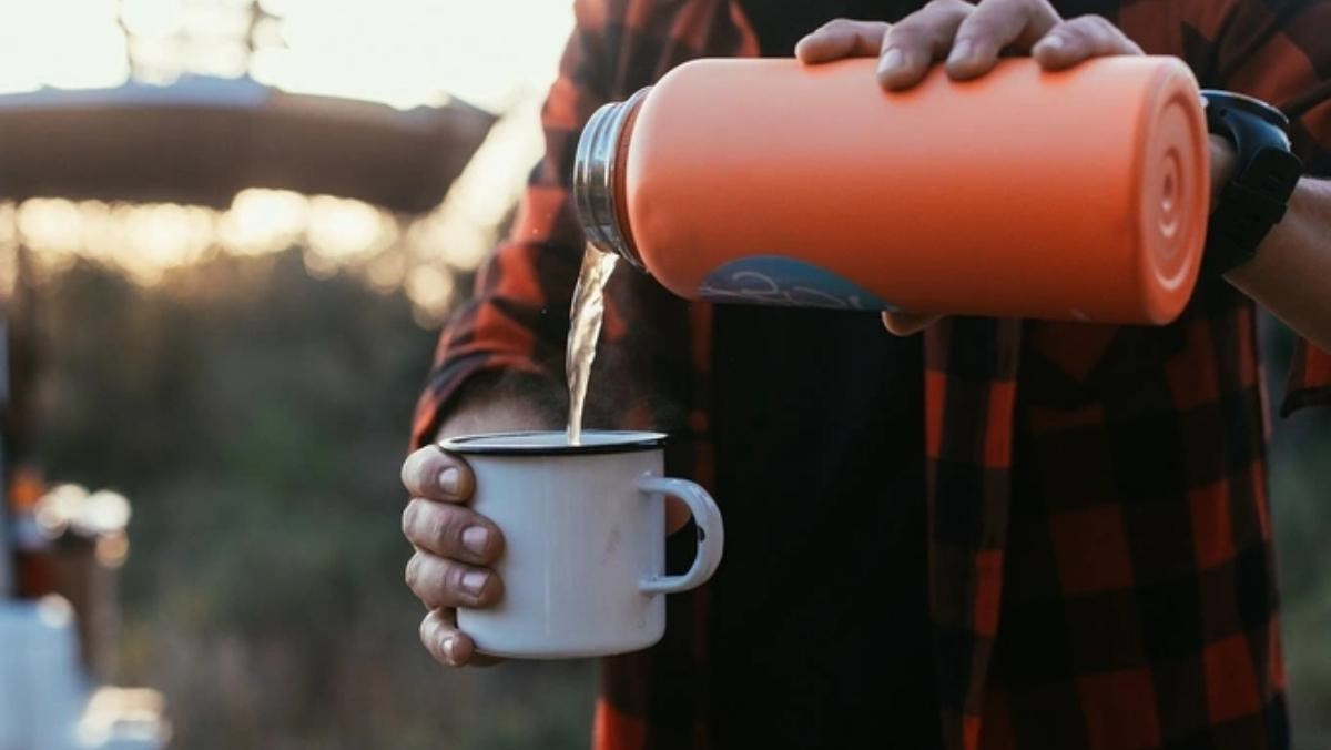 Người đàn ông tử vong sau 10 năm dùng một chiếc bình giữ nhiệt- Ảnh 1.