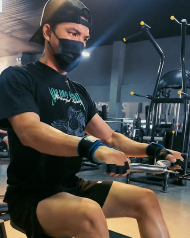 Sơn Tùng MTP HIEUTHUHAI đọ body tập gym cơ bắp cuồn cuộn