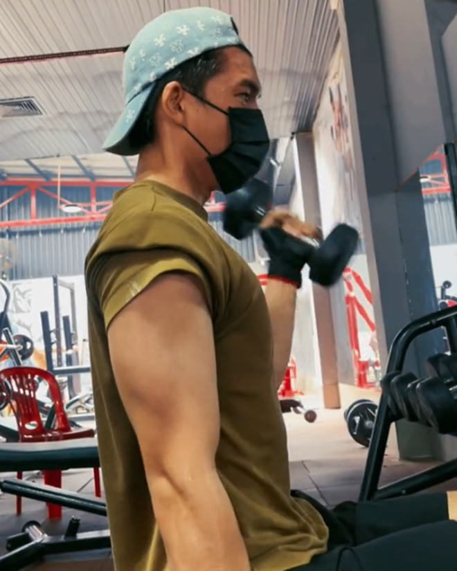 Sơn Tùng MTP HIEUTHUHAI đọ body tập gym cơ bắp cuồn cuộn