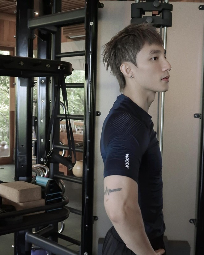 Sơn Tùng MTP HIEUTHUHAI đọ body tập gym cơ bắp cuồn cuộn