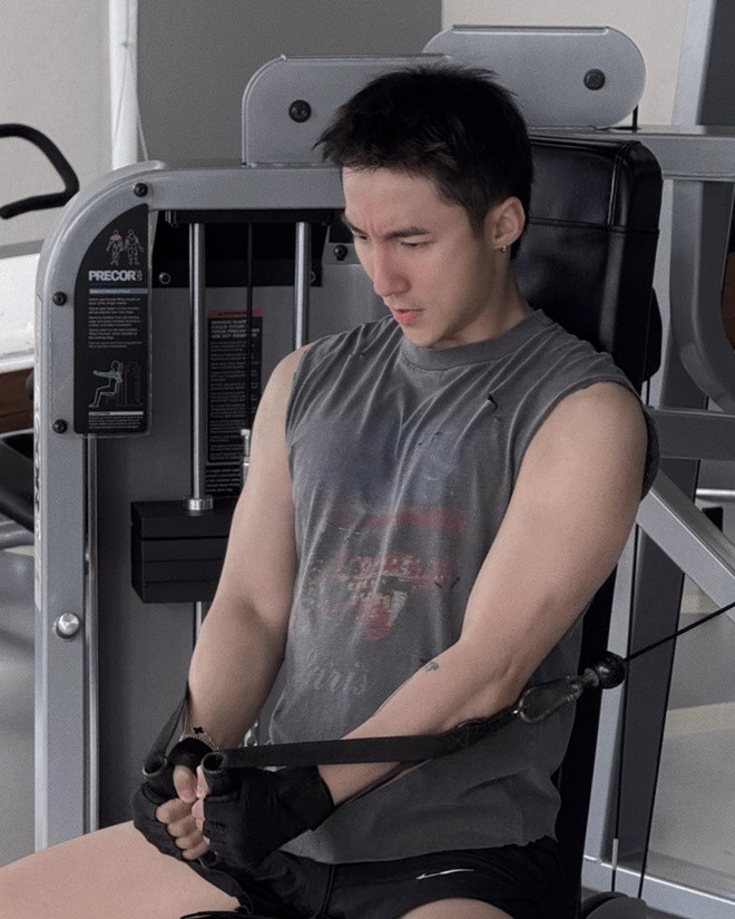 Sơn Tùng MTP HIEUTHUHAI đọ body tập gym cơ bắp cuồn cuộn