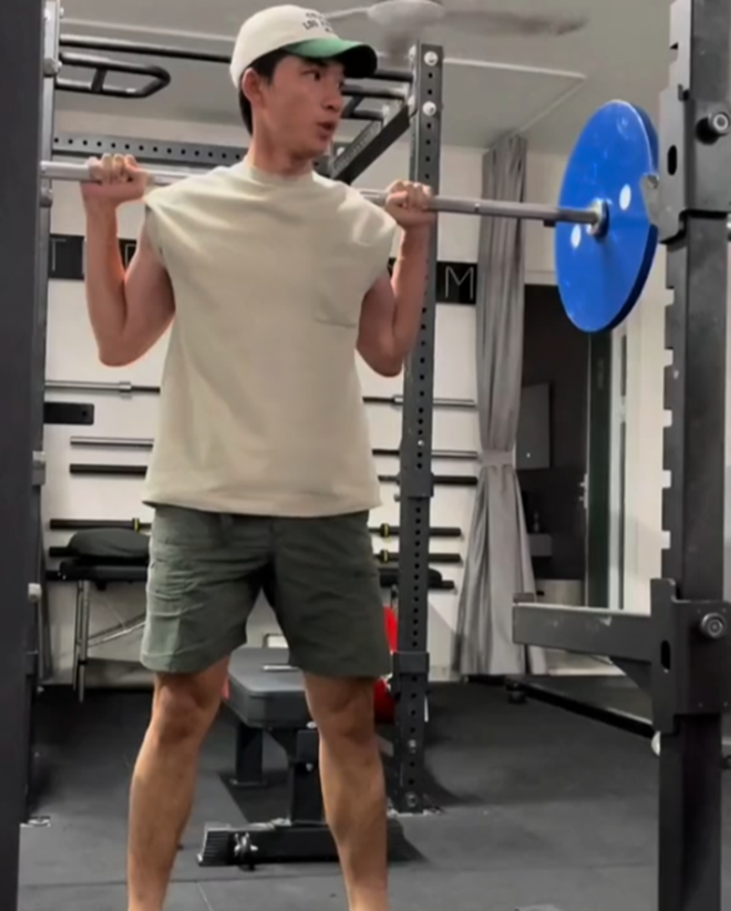 Sơn Tùng MTP HIEUTHUHAI đọ body tập gym cơ bắp cuồn cuộn