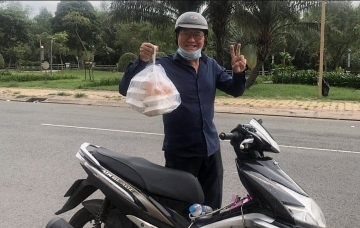 Duy Phương tự chạy xe đi giao bánh cho khách.