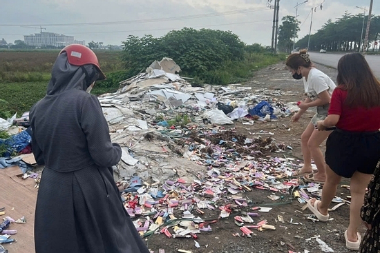 'Bãi rác' son không nguồn gốc, hết hạn sử dụng, người dân vẫn tranh nhau nhặt về