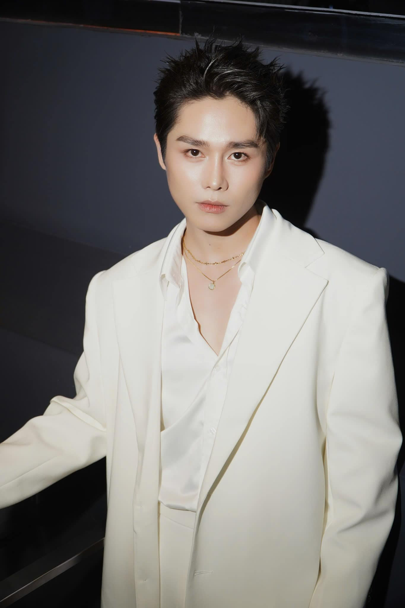 Bắt gặp nữ ca sĩ Vbiz và tình trẻ dính như sam tại sân bay tin đồn yêu bí mật đã có câu trả lời