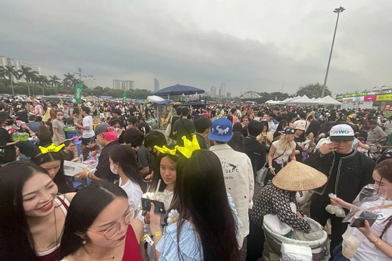 Biển người đổ về sân Mỹ Đình