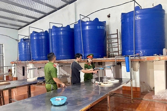 Cảnh sát vào cuộc, hé lộ nguồn gốc nghìn chai nước mắm bị vứt bỏ ở bụi rậm ven đường