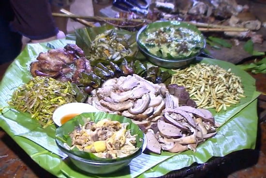 Độc đáo mâm cỗ 'tiết kiệm bát đĩa' ở Hòa Bình, ăn xong dọn dẹp nhàn tênh