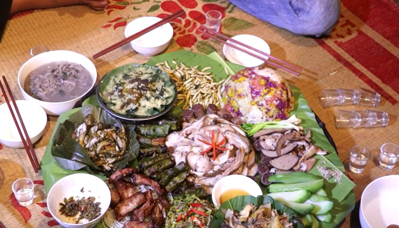 cỗ lá người Mường.png