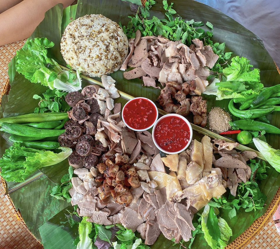 mâm cỗ lá người Mường Tình Bùi.jpg