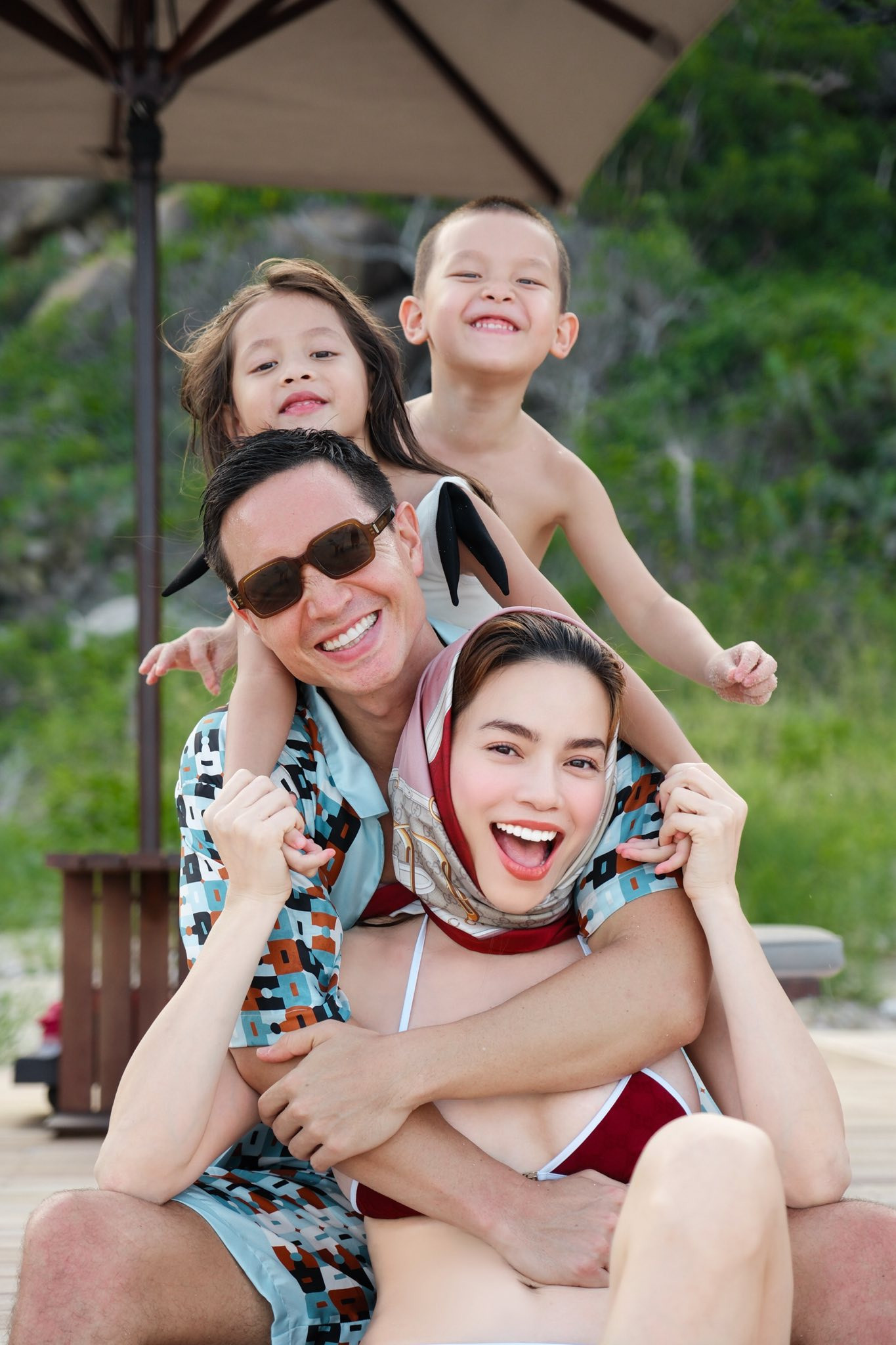 Hà Hồ  Kim Lý khoe body cháy khét lẹt kỉ niệm 8 năm yêu nhau