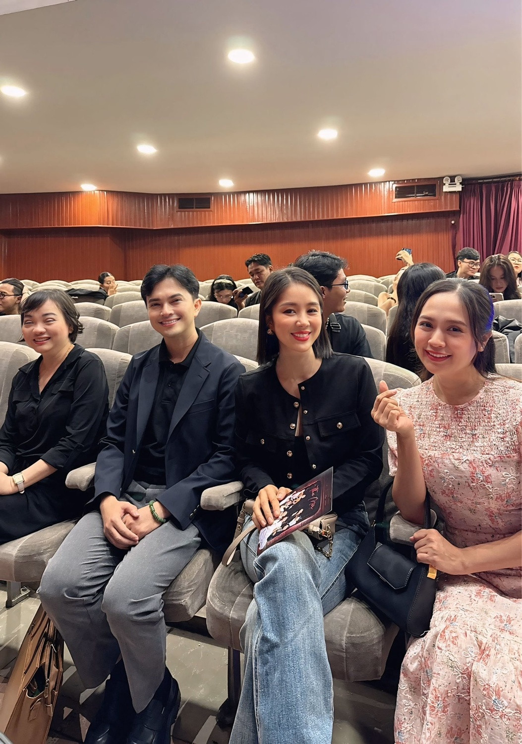 Lê Phương đăng ảnh về thăm trường cũ cư dân mạng nghẹn ngào nhắc tên Quý Bình