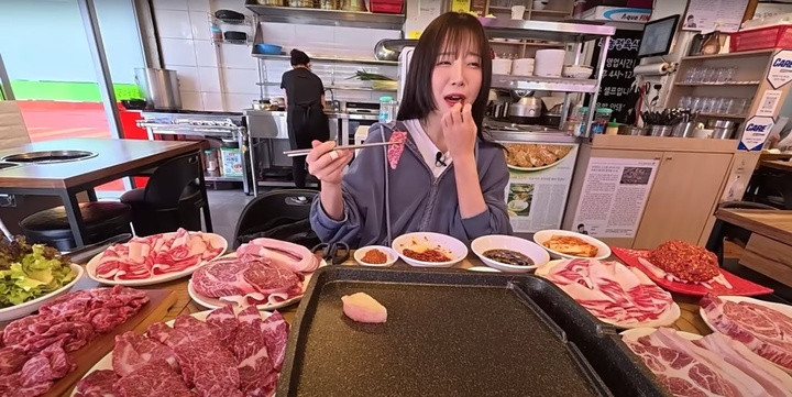 'Nữ hoàng bụng bự' khiến người hâm mộ kinh ngạc vì dạ dày lớn hơn trung bình 40%.