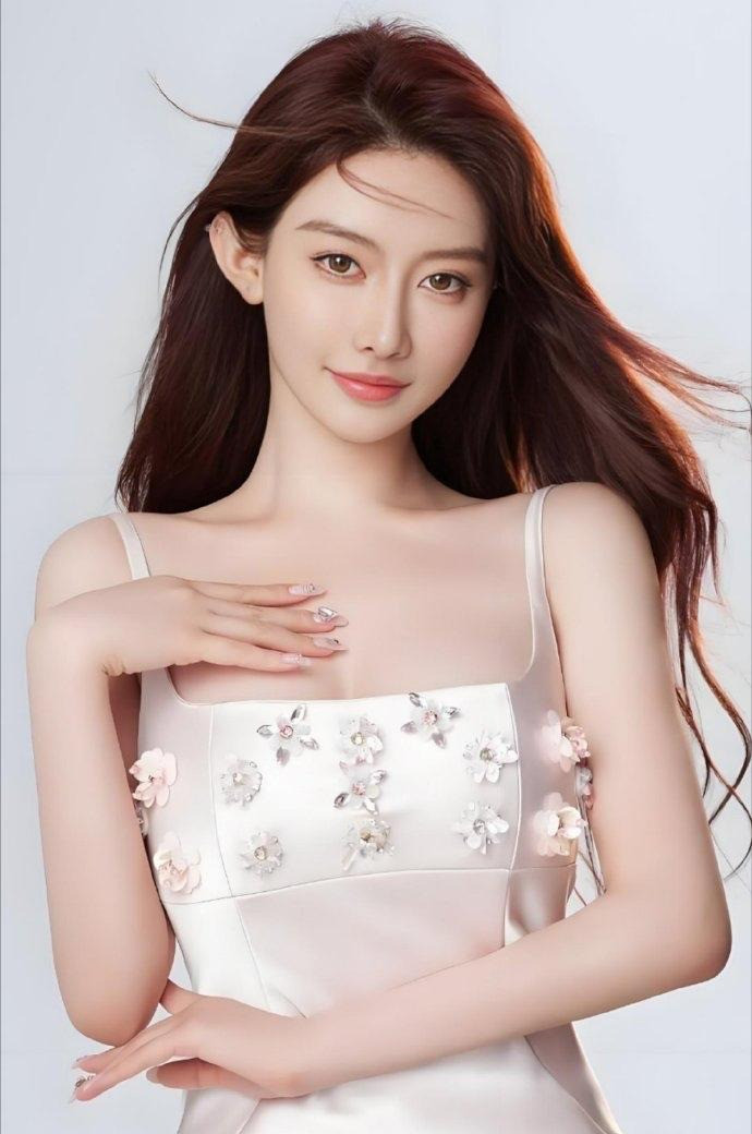 Phùng Thiệu Phong hẹn hò bạn gái kém 19 tuổi nhan sắc ra sao so với Triệu Lệ Dĩnh