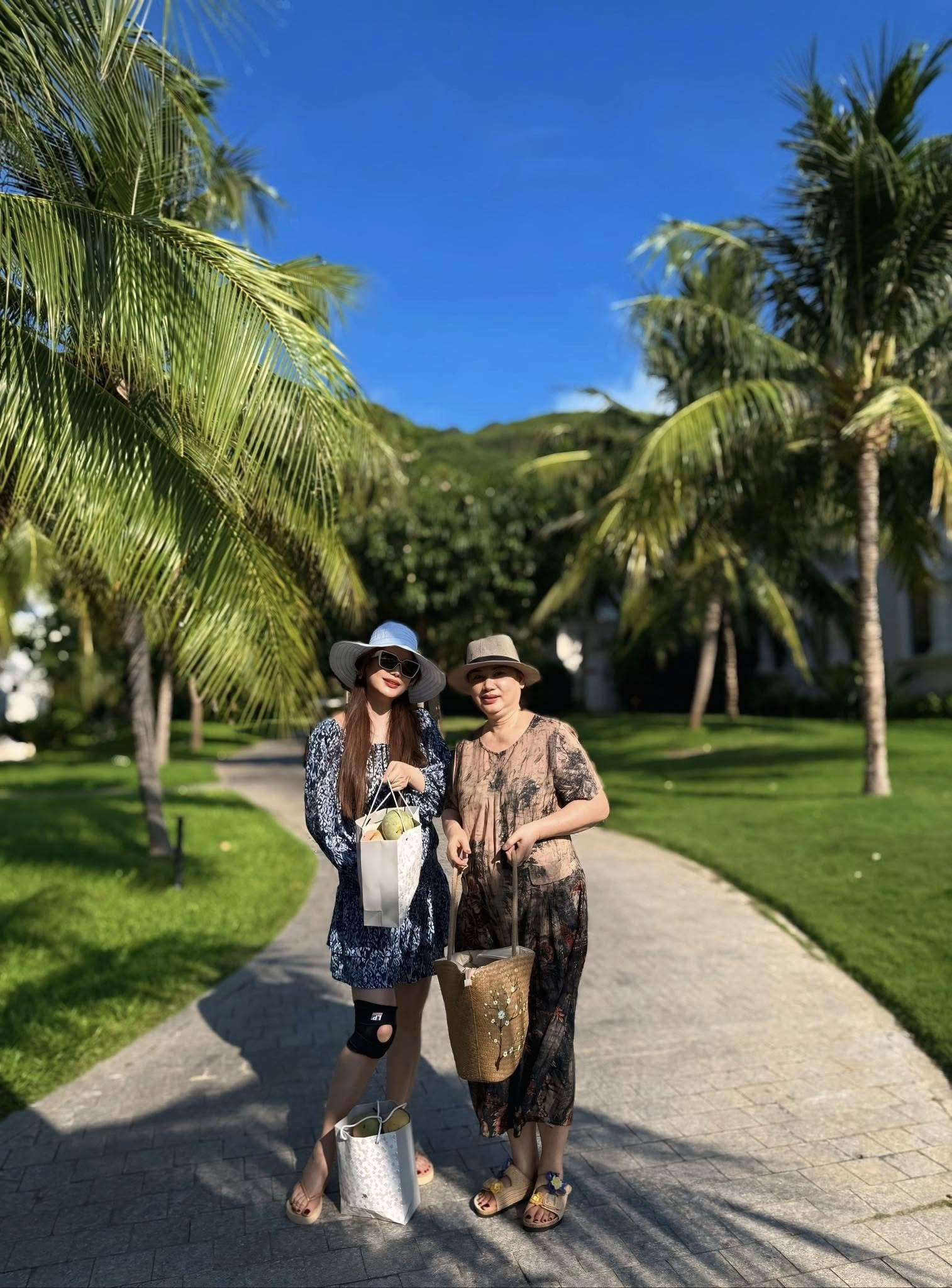 Trương Ngọc Ánh khoe mẹ ruột Hoa khôi Hà thành 1 thời nhan sắc U70 át con gái