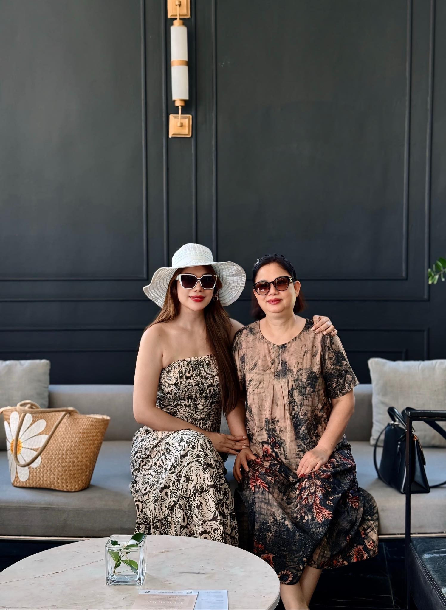 Trương Ngọc Ánh khoe mẹ ruột Hoa khôi Hà thành 1 thời nhan sắc U70 át con gái