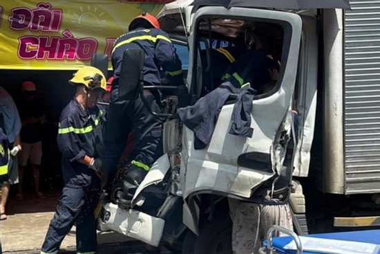 Xe tải tông nhau, 2 tài xế kẹt trong cabin biến dạng kêu cứu