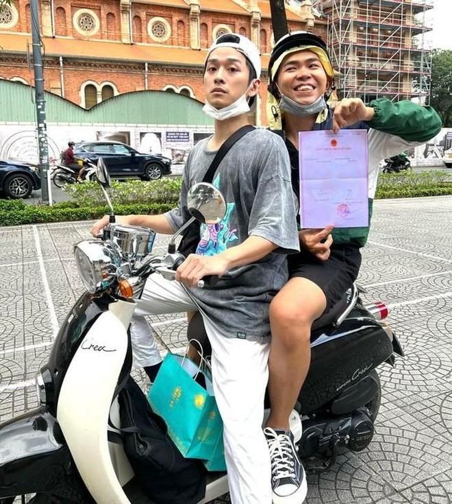 HOT Đình Tú và vợ hot girl VFC khoe giấy đăng kí kết hôn