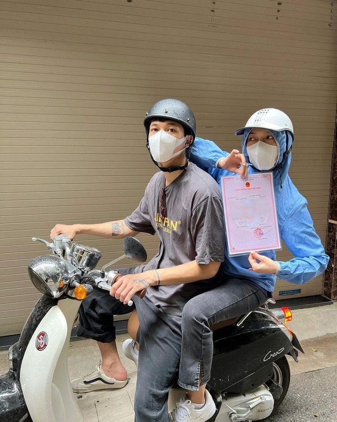 HOT Đình Tú và vợ hot girl VFC khoe giấy đăng kí kết hôn