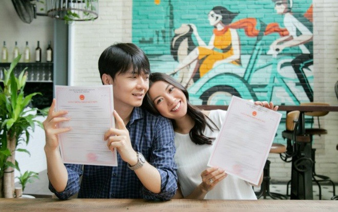 HOT Đình Tú và vợ hot girl VFC khoe giấy đăng kí kết hôn