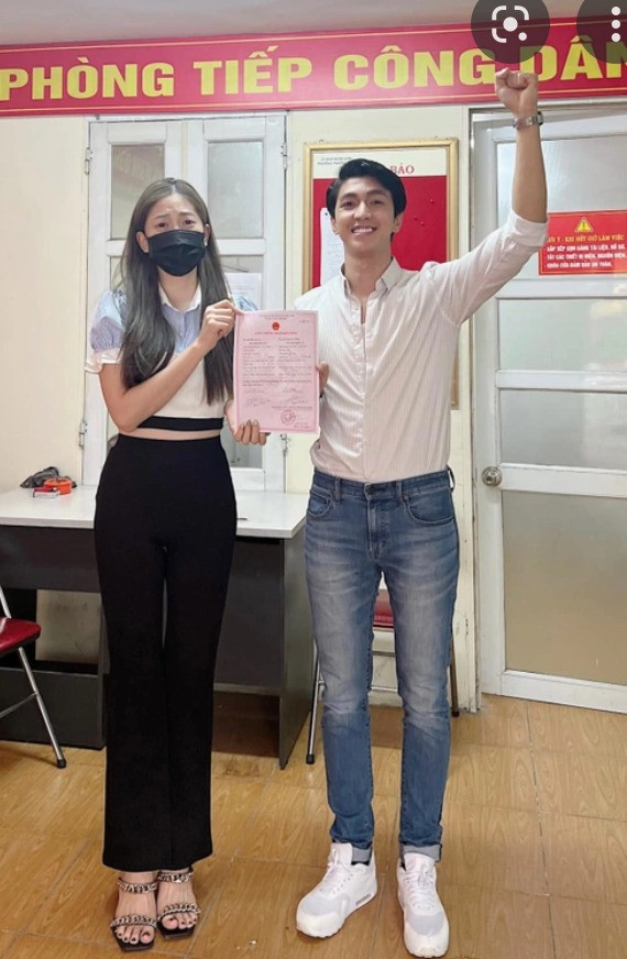 HOT Đình Tú và vợ hot girl VFC khoe giấy đăng kí kết hôn