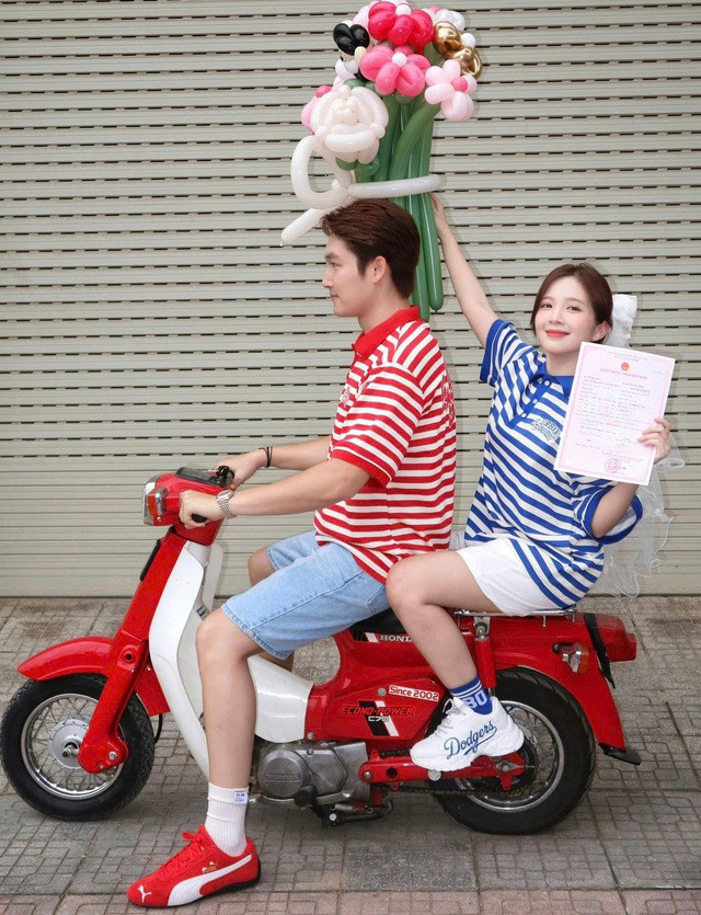 HOT Đình Tú và vợ hot girl VFC khoe giấy đăng kí kết hôn