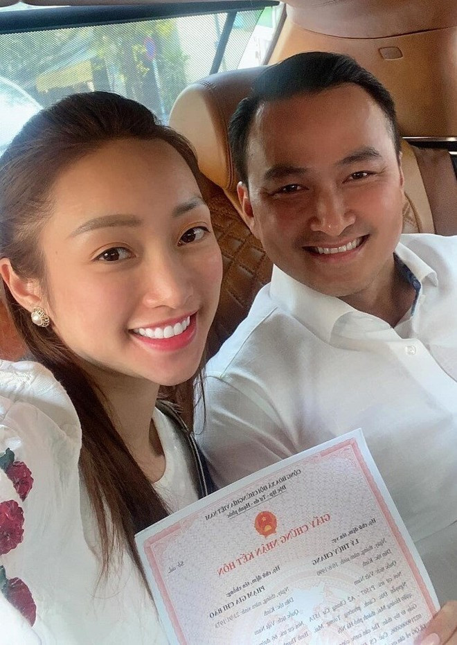 HOT Đình Tú và vợ hot girl VFC khoe giấy đăng kí kết hôn