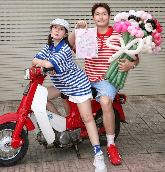 HOT Đình Tú và vợ hot girl VFC khoe giấy đăng kí kết hôn