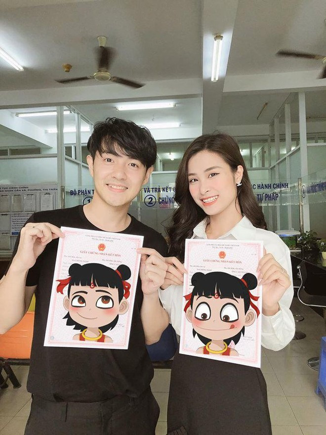 HOT Đình Tú và vợ hot girl VFC khoe giấy đăng kí kết hôn