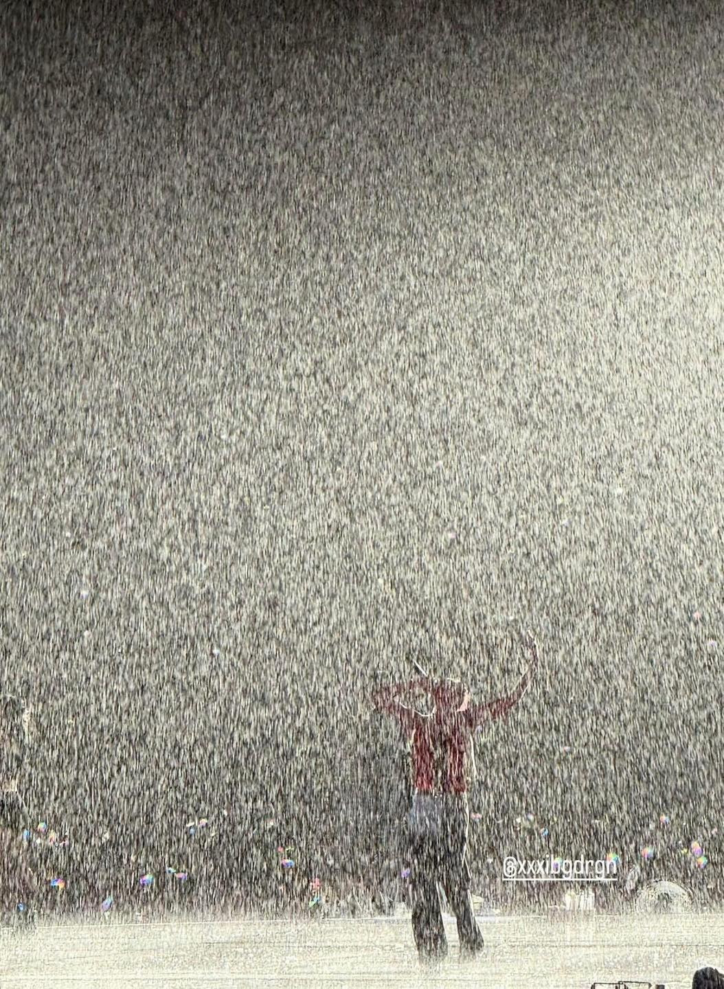 Đoạn video ghi lại cảnh fan cuồng lao lên sân khấu khi GDragon đang biểu diễn