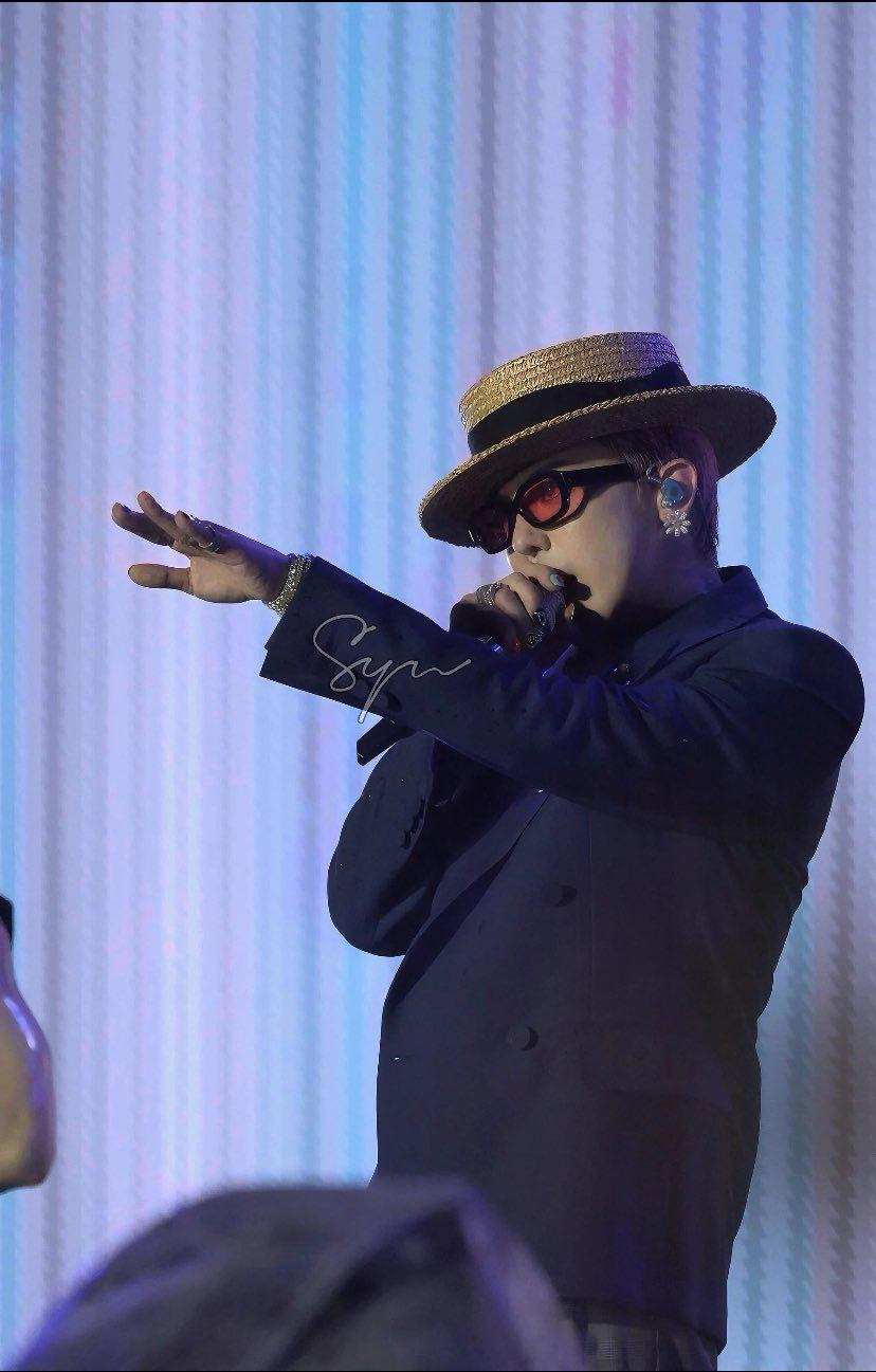 Đoạn video ghi lại cảnh fan cuồng lao lên sân khấu khi GDragon đang biểu diễn