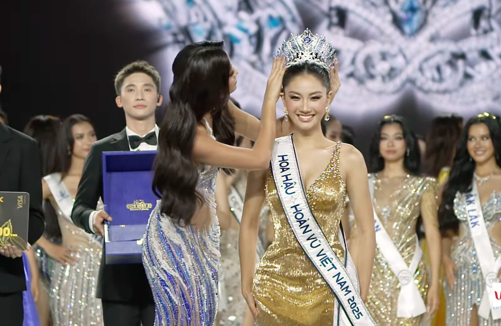 Một người đẹp tố cáo Hoa hậu Hoàn vũ dàn xếp kết quả ban tổ chức ưu ái Nguyễn Hoàng Phương Linh