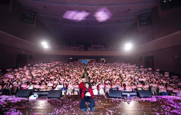 Quang Hùng sở hữu lượng fan quốc tế đông đảo.