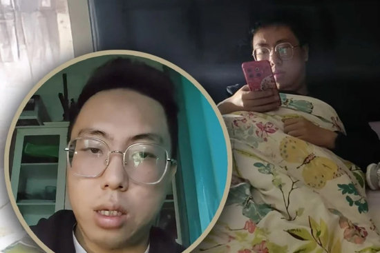 Nghỉ việc lương cao để ở nhà chăm con, 'bố bỉm sữa' bị viêm khớp, trầm cảm