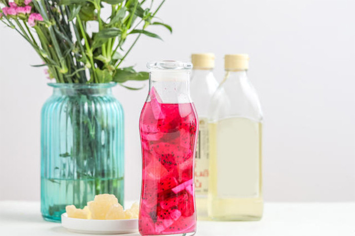 Mỗi ngày bạn có thể sử dụng 20ml giấm thanh long.(Ảnh: Xiachufang)