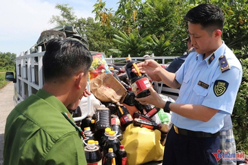 Danh tính người thuê đổ bỏ nghìn chai nước mắm đã hết hạn