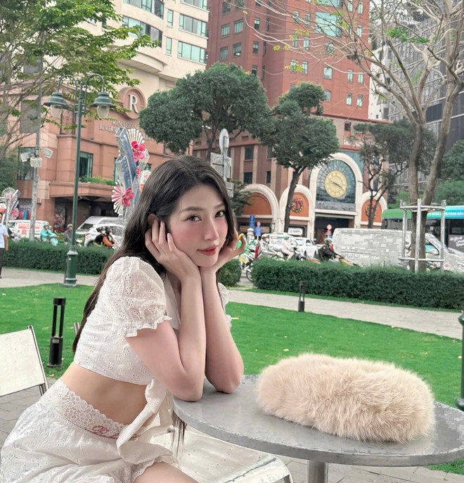 Khổng Tú Quỳnh khoe vẻ đẹp bị thời gian bỏ quên