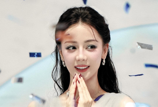 Nhan sắc 'mỹ nhân Tân Cương' Địch Lệ Nhiệt Ba khiến người hâm mộ vây kín lối vào, đứng chật 7 tầng lầu