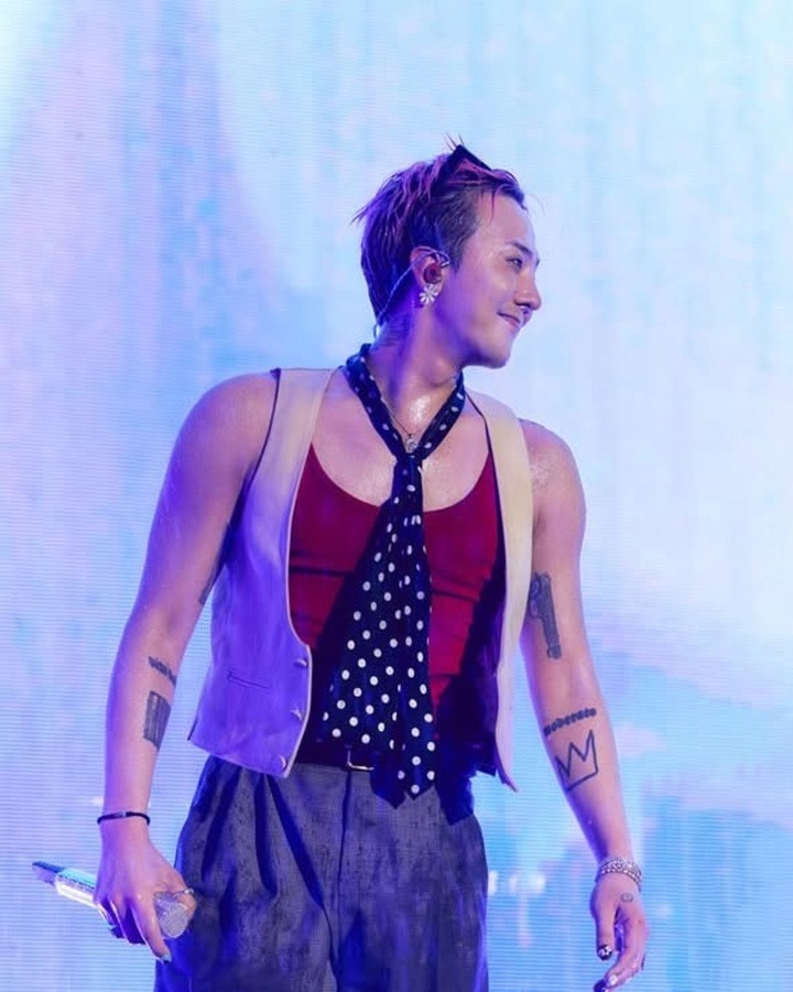 G-Dragon đăng ảnh đêm diễn ''huyền thoại'' ở Hà Nội.