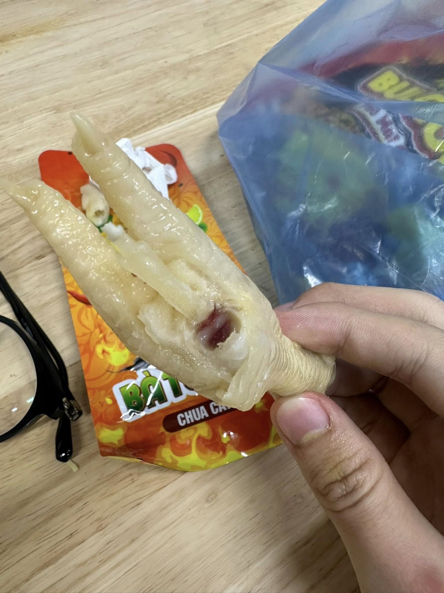 Ăn Cùng Bà Tuyết và loạt lùm xùm về chất lượng trước khi giải thể: Liên tục phát hiện “vật thể lạ”, ngày sản xuất đến từ… tương lai- Ảnh 3.