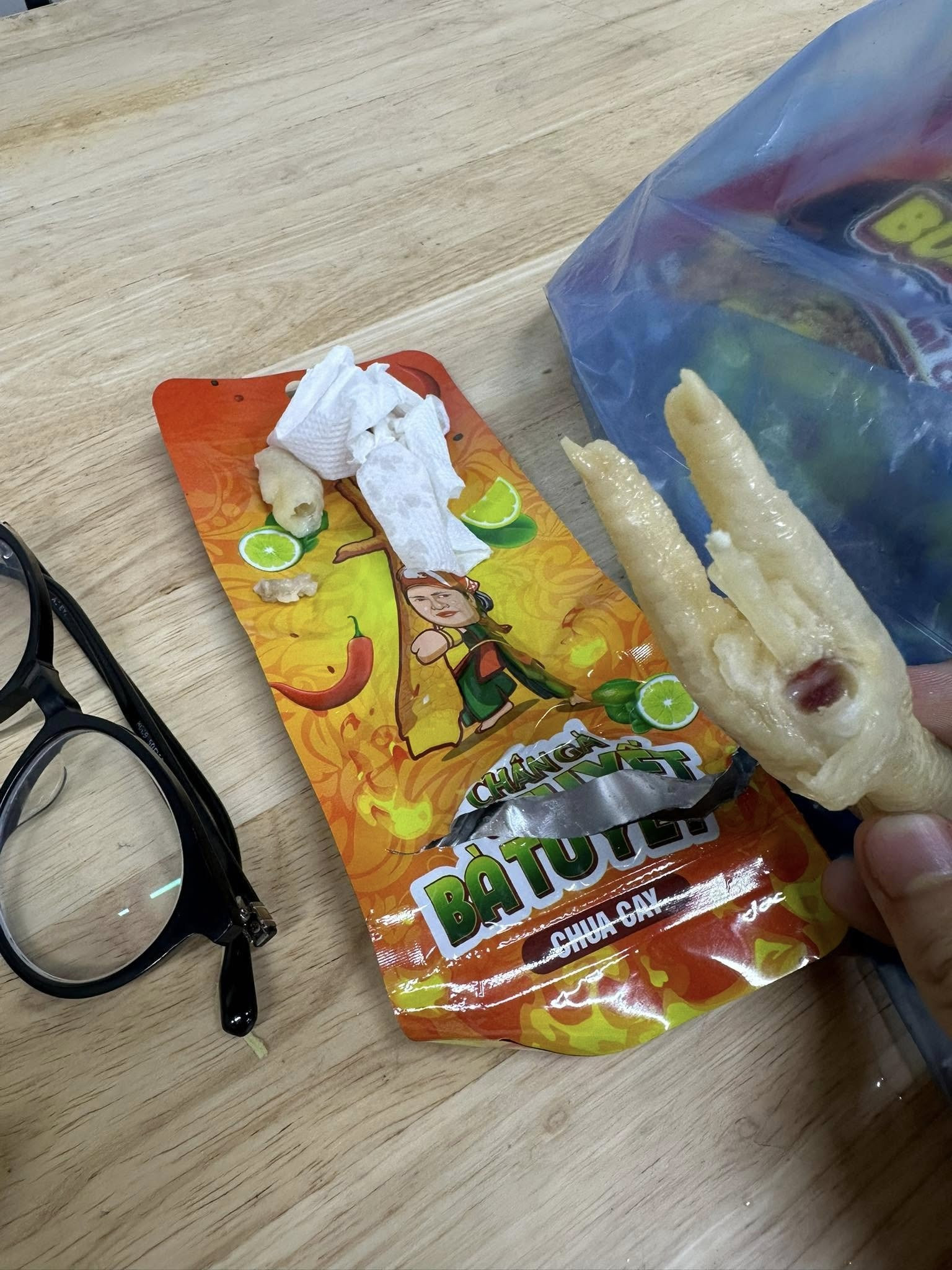 Ăn Cùng Bà Tuyết và loạt lùm xùm về chất lượng trước khi giải thể: Liên tục phát hiện “vật thể lạ”, ngày sản xuất đến từ… tương lai- Ảnh 4.