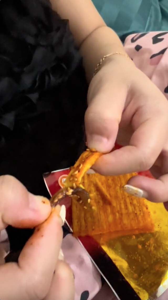 Ăn Cùng Bà Tuyết và loạt lùm xùm về chất lượng trước khi giải thể: Liên tục phát hiện “vật thể lạ”, ngày sản xuất đến từ… tương lai- Ảnh 1.