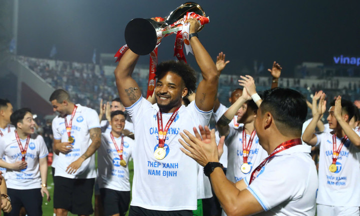 Nguyễn Xuân Son nâng cúp cùng câu lạc bộ Nam Định.