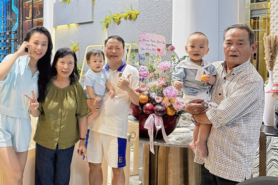 Bố mẹ Shark Bình hiếm hoi lộ diện, thái độ khi ở cạnh Phương Oanh gây xôn xao