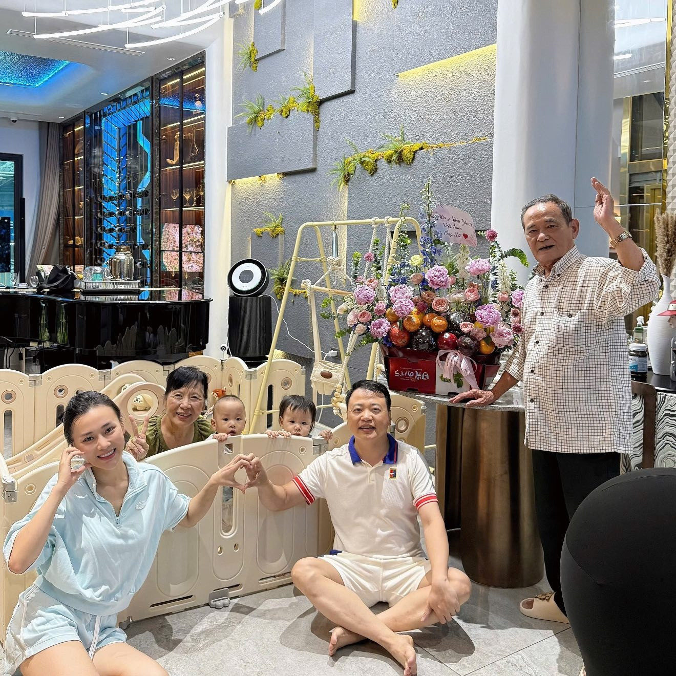 Bố mẹ Shark Bình hiếm hoi lộ diện để lộ thái độ khi đứng cạnh con dâu