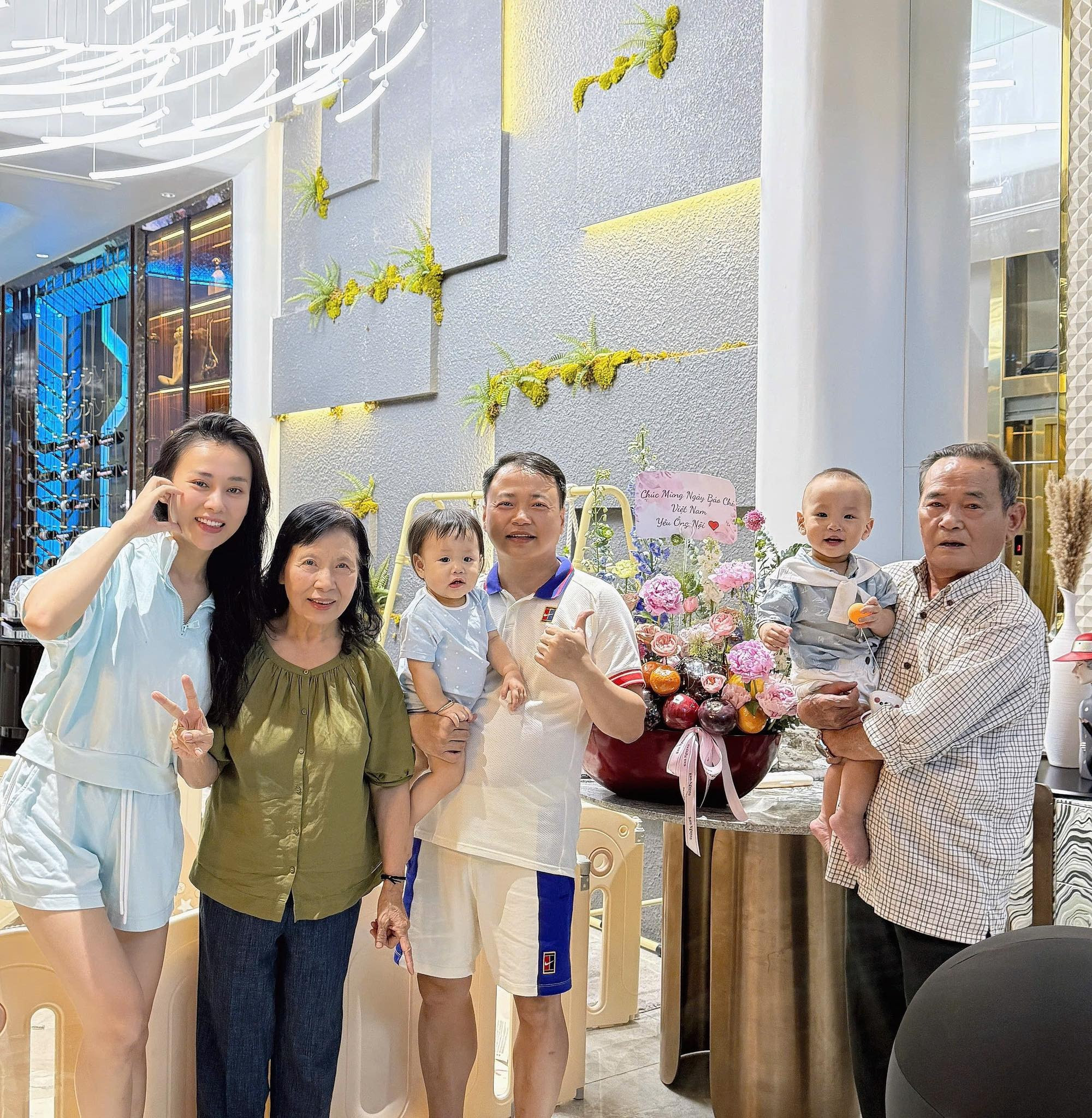 Bố mẹ Shark Bình hiếm hoi lộ diện để lộ thái độ khi đứng cạnh con dâu