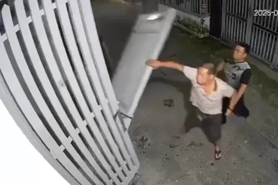 Gia đình bị phá sập cửa sắt vì nhắc nhở hàng xóm hát karaoke gây ồn ào