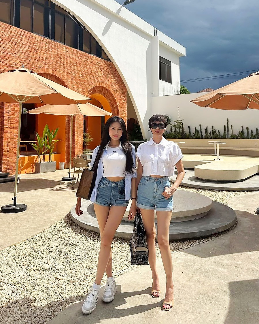 Mẹ vợ Đoàn Văn Hậu như gái 18 đi đu GDragon vóc dáng qua cam thường gây