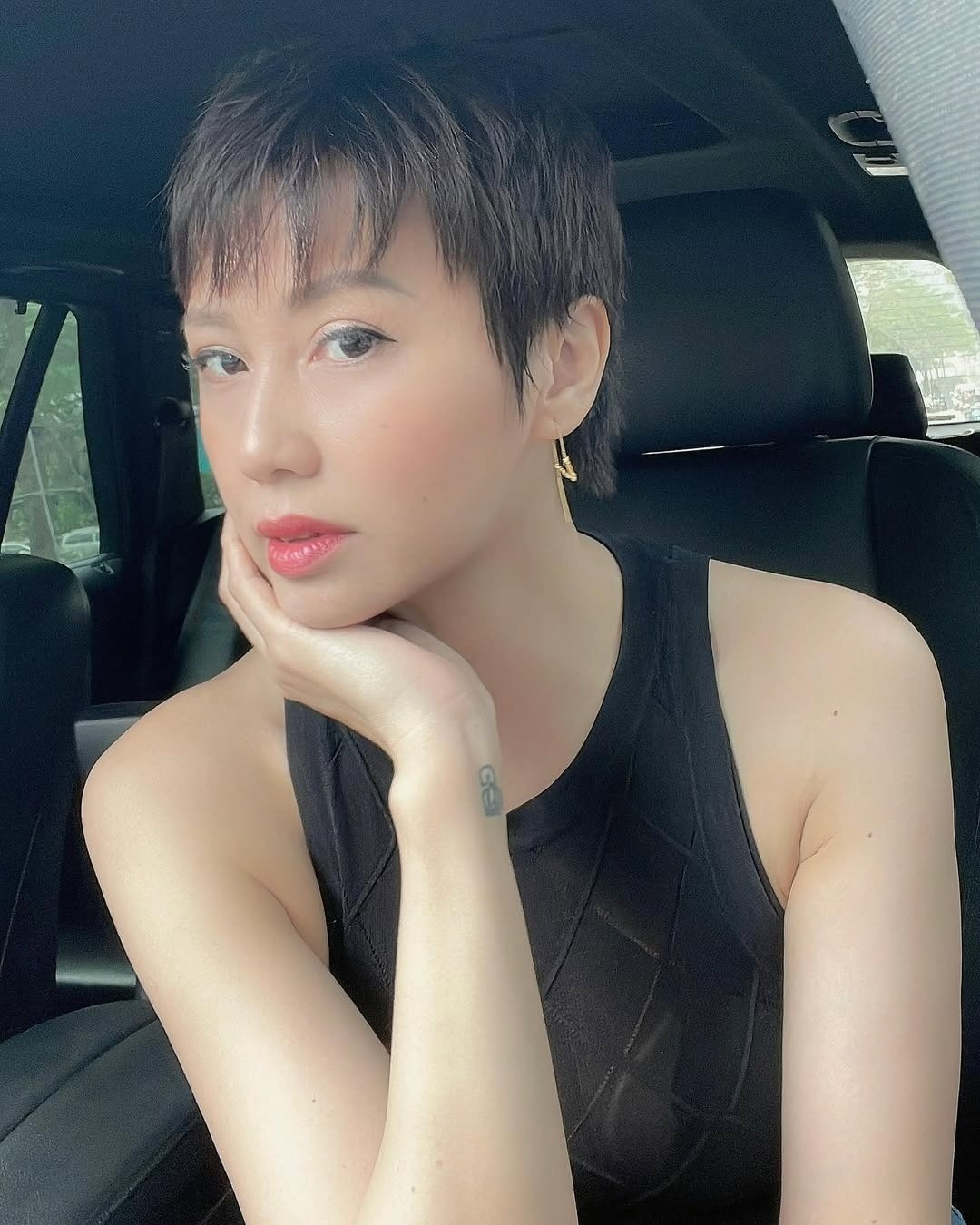 Mẹ vợ Đoàn Văn Hậu như gái 18 đi đu GDragon vóc dáng qua cam thường gây