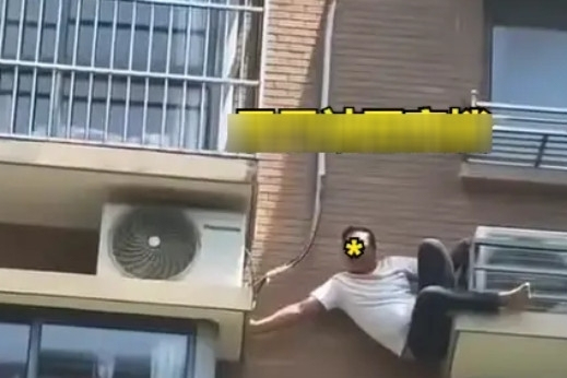 Ngoại tình bị phát hiện, người đàn ông đu bám bên ngoài tòa nhà kêu cứu